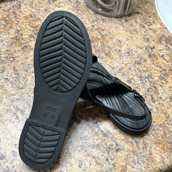 Womens size 7 Crocs Sandals - Picture 2 of 4